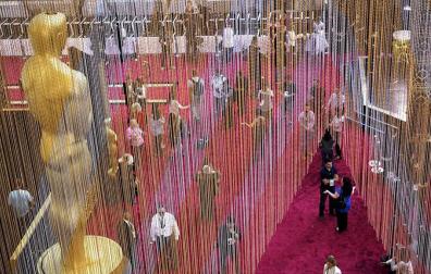Los nominados y las celebridades asistentes a la entrega de los 88 Premios Oscar de Hollywood pasaron previamente por la tradicional alfombra roja colocada en la entrada del Hollywood&Highland Center.