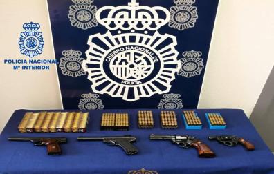 Los dos revólveres y las dos pistolas incautadas al arrestado.