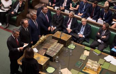 El Parlamento británico, con Boris Johnson en el centro.
