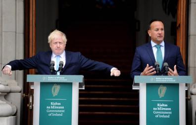 El primer ministro irlandés, junto a Boris Johnson.