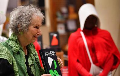 Atwood, sobre 'El cuento de la criada': "Esperemos que jamás sea una realidad"
