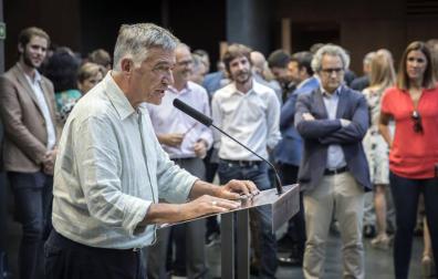 Koldo Martínez declara ante los medios tras el pleno de investidura de María Chivite como presidenta.