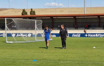 Javi Martínez se retira del entrenamiento en Tajonar.