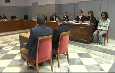 "Ana Julia tenía tierra en las manos y en la sudadera cuando se la detuvo", señala un agente