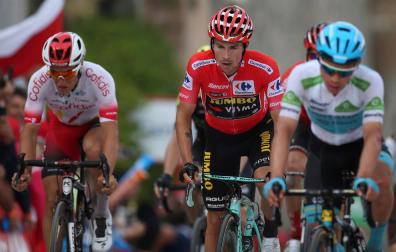 El ciclista esloveno Primôz Roglic, junto al colombiano Miguel Ángel López "Supermán López"y al también colombiano Darwin Atapuma, a su llegada a Toledo