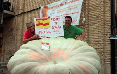 Rubén Mendi, el 'rey' de las calabazas gigantes de Valtierra