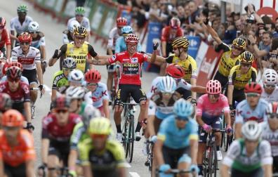 Jakobsen se impone en Madrid y Roglic se corona como vencedor de la Vuelta