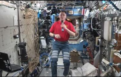 Brad Pitt mantiene una conversación con un astronauta de la NASA