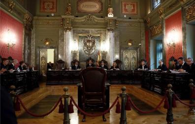 Los magistrados Andrés Martínez Arrieta, Andrés Palomo del Arco y Antonio del Moral García presiden la vista pública celebrada este miércoles en el Tribunal Supremo para revisar la condena de la agresión de Alsasua