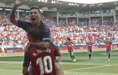 El 'Chimy' Ávila y Roberto Torres celebran un gol ante el Barcelona.