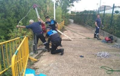 Un momento del rescate de una mujer que ha caído por un talud en Pamplona