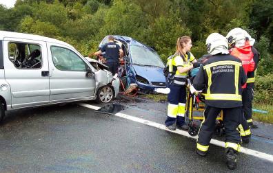 La colisión frontal de dos vehículos registrada este domingo 22 de septiembre en la N-121 a la altura de Arraitz se saldó con la muerte de una mujer, vecina de Bilbao, y tres heridos graves.