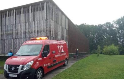 Ambulancia frente al edificio desde donde se ha precipitado el joven.