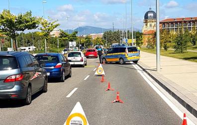 Control de la Policía Municipal de Pamplona a la altura de Oblatas.