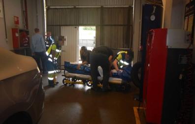 Herido un trabajador al golpearle en la cabeza una puerta metálica en Pamplona