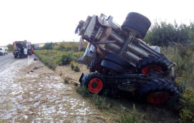 Estado en el que ha quedado el tractor tras el accidente.