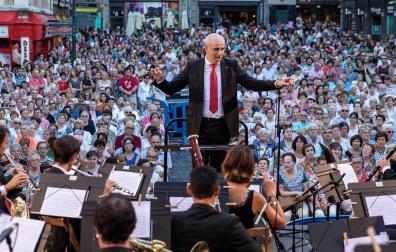 Jesús Garisoain, que lanzará el Chupinazo, al frente de La Pamplonesa en el concierto presanferminero de 2018 en la Plaza Consistorial.
