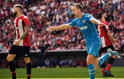 El Valencia asalta San Mamés y deja la primera derrota al Athletic Club