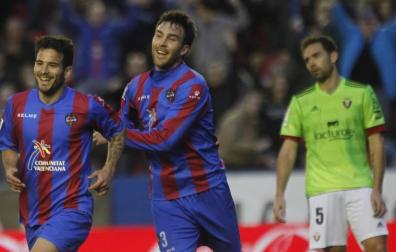Rubén García celebra en 2014 el gol que marcó a Osasuna, el año del descenso, junto a su compañero Víctor. Detrás, Lolo.