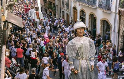 Todas las fotos de la salida de la Comparsa de Gigantes y Cabezudos en San Fermín Txikito.