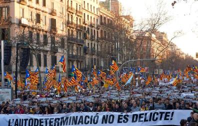 Miles de manifestantes marchan en Barcelona contra el juicio del "procés"