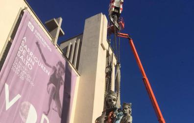 Retirada la imagen de la virgen María Auxiliadora de la torre de Salesianos