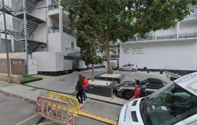 En estado crítico un joven tras caerse desde el tercer piso de un hotel de Ibiza