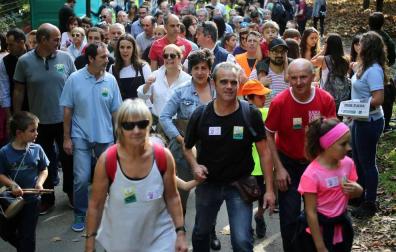 La ikastola Tantirumairu ha vivido este domingo un día histórico con la concurrida asistencia a un soleado "Nafarroa Oinez 2017", la fiesta de las ikastolas navarras que se ha desarrollado sin incidencias importantes y cuyos beneficios se destinarán a la ampliación de este centro de Lesaka