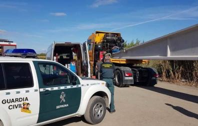 Un vehículo de transporte especial derrama combustible en la NA-128