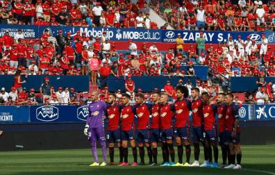 Minuto de silencio guardado por los jugadores de Osasuna antes del partido ante el Barça tras la muerte de la hija de Luis Enrique.