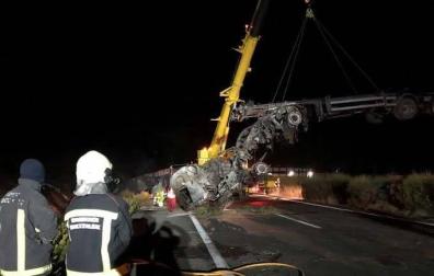 Un fallecido tras arder un 'tren de carretera' en la AP-15