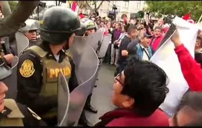 Protestas en Lima contra la decisión del presidente peruano de disolver el Congreso