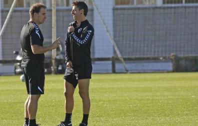 Jagoba Arrasate y Bittor Alkiza conversan en los prolegómenos del último entrenamiento antes de viajar a Valencia.