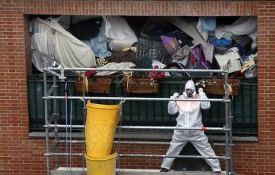 Comienza el vaciado del piso de Mendebaldea donde su inquilino acumulaba basura