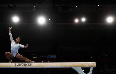 Simone Biles sella su quinto título mundial del concurso completo