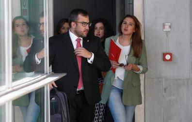 Javier Remírez, su jefa de gabinete, Vera Villafranca, y, tras ellos, Amaia Goñi (Función Pública).