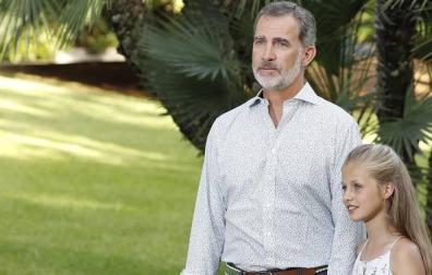 Felipe VI y su hija, la princesa Leonor, en los jardines del Palacio de Marivent.