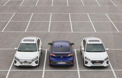TRIDENTE ELECTRIFICADO. Bajo un mismo modelo surgen tres vehículos con distinto corazón. El primero de la izquierda es el eléctrico puro, que se identifica por la parrilla cerrada del frontal, el híbrido convencional, y el híbrido enchufable, con una nueva parrilla en forma de malla.