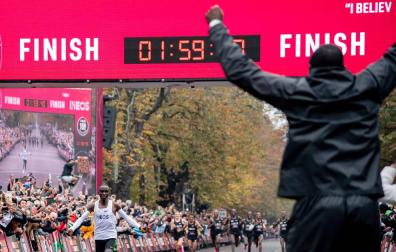 El keniano Eliud Kipchoge derribó este sábado en Viena el legendario muro de las dos horas en maratón