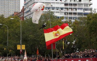 El paracaidista que descendía con la bandera ha quedado colgado durante minutos de la farola