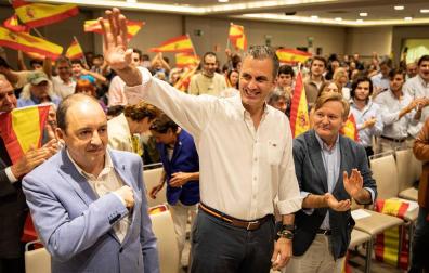 Desde la izda.: Javier Horno, Javier Ortega Smith y Adolfo Alústiza, en el acto de Pamplona.