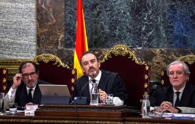 El presidente del tribunal y ponente de la sentencia, Manuel Marchena (c), junto a los magistrados, Andrés Martínez Arrieta (i) y Juan Ramón Berdugo (d), durante el juicio del "procés".