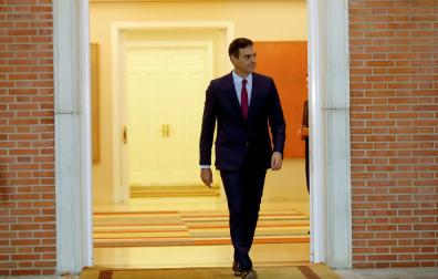 El presidente del Gobierno en funciones Pedro Sánchez sale para recibir a la selección española de baloncesto
