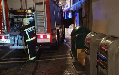 Efectivos de bomberos, tras apagar el incendio.