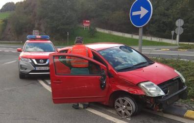 Detenida una conductora por circular con una rueda reventada por la N-121-A