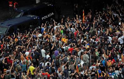 La movilización ha sido convocada por la plataforma Tsunami Democràtic, que ha repartido tarjetas de embarque falsas