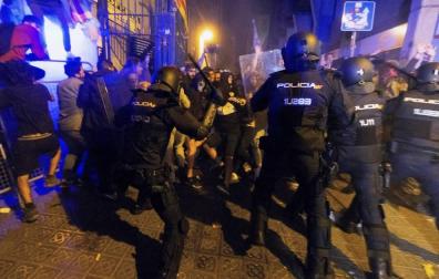 Cargas en Barcelona contra los manifestantes que cercan la delegación del Gobierno