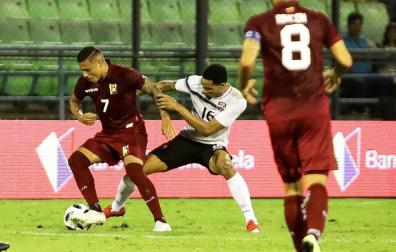 El jugador del Granada Álex Martínez recibe el alta dos meses y medio después