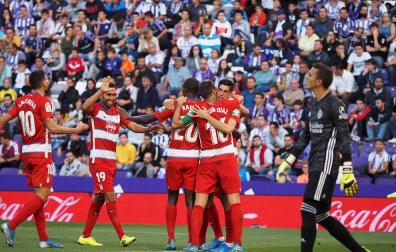 Un gol de Carlos Fernández permite al Granada seguir en lo alto de la clasificación