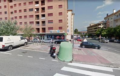 El local se encuentra en la esquina entre la calle Mercatondoa y la travesía Mercatondoa.